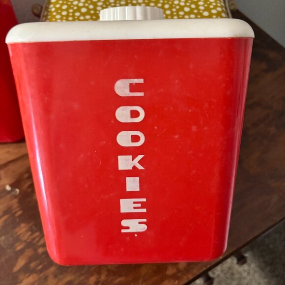 Lustro-Ware Red Vintage 2-Pc Plastic Cookies and Sugar Set - Picture 3 of 7